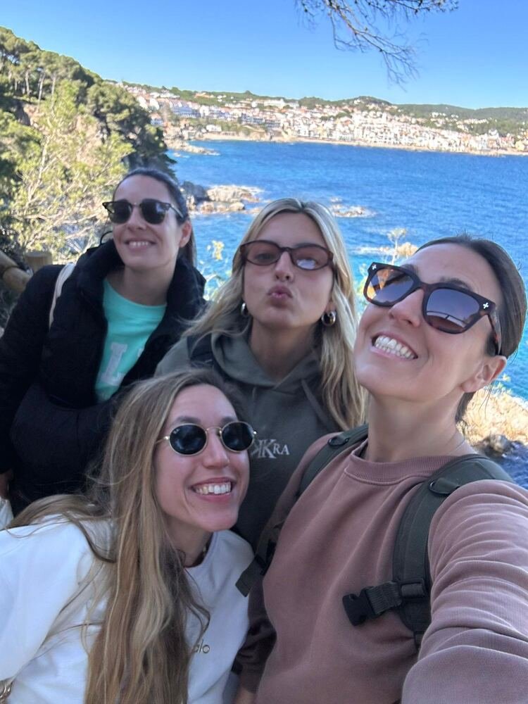 Andrea de excursión por la costa con amigas