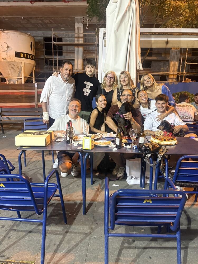 Andrea con su familia celebrando