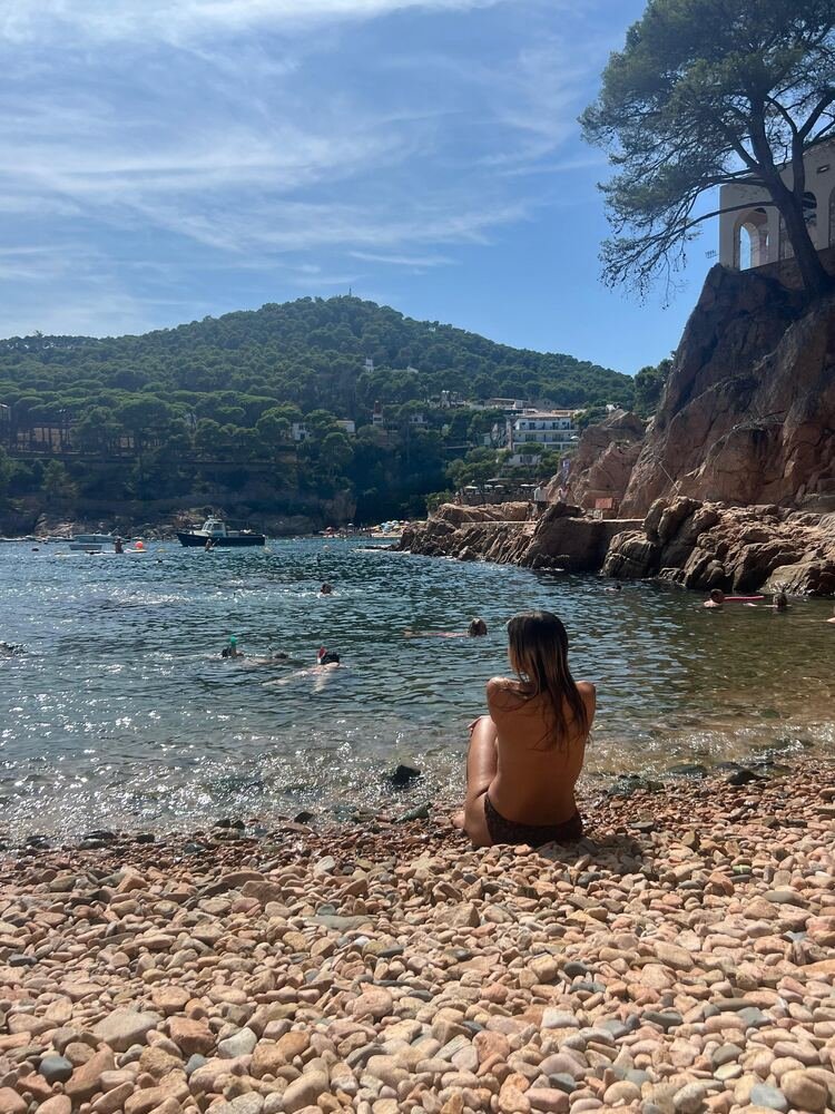 Andrea en una cala