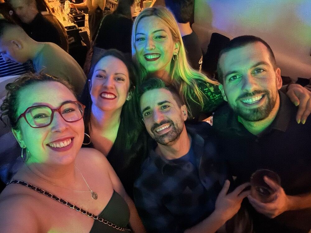 Andrea con su cuadrilla de amigos