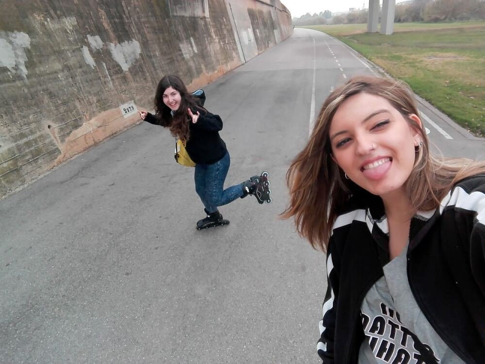Andrea patinando con una amiga